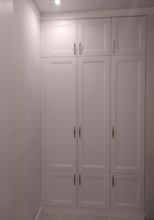 Распашные двери для встроенного шкафа